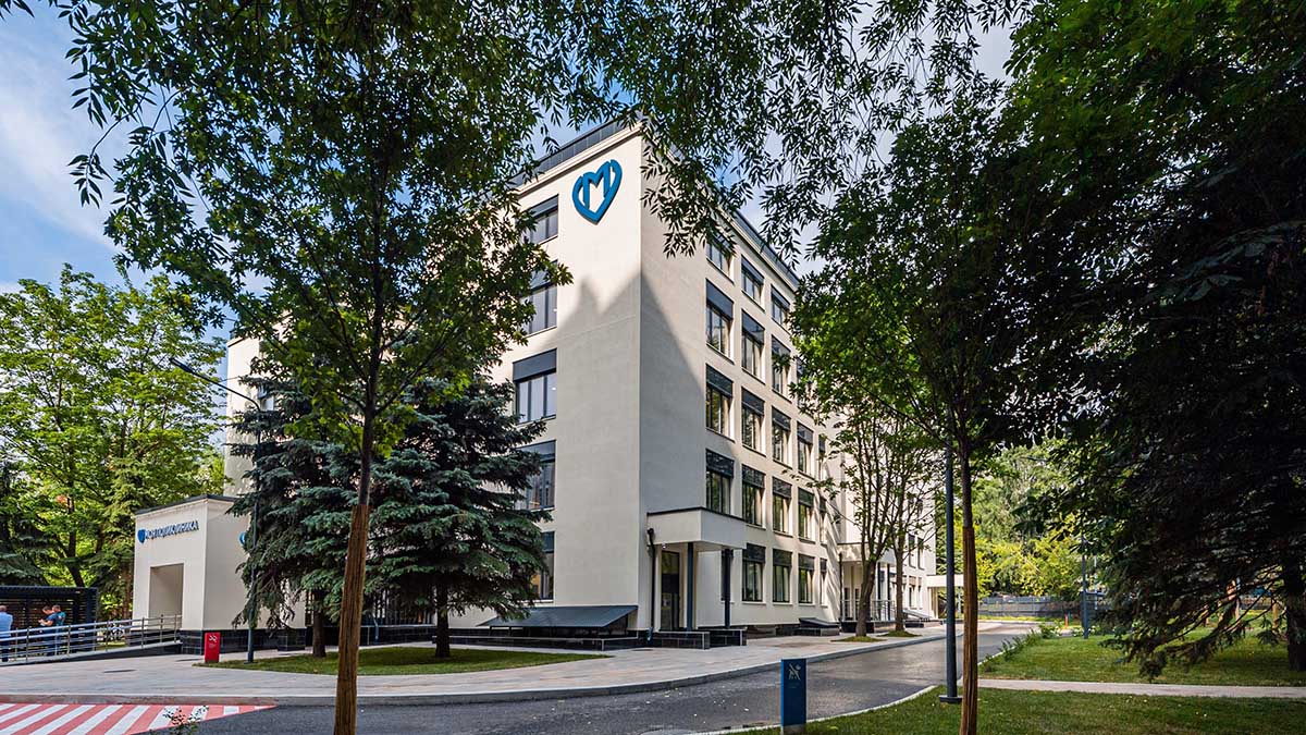Территории при 23 поликлиниках благоустроили в Москве