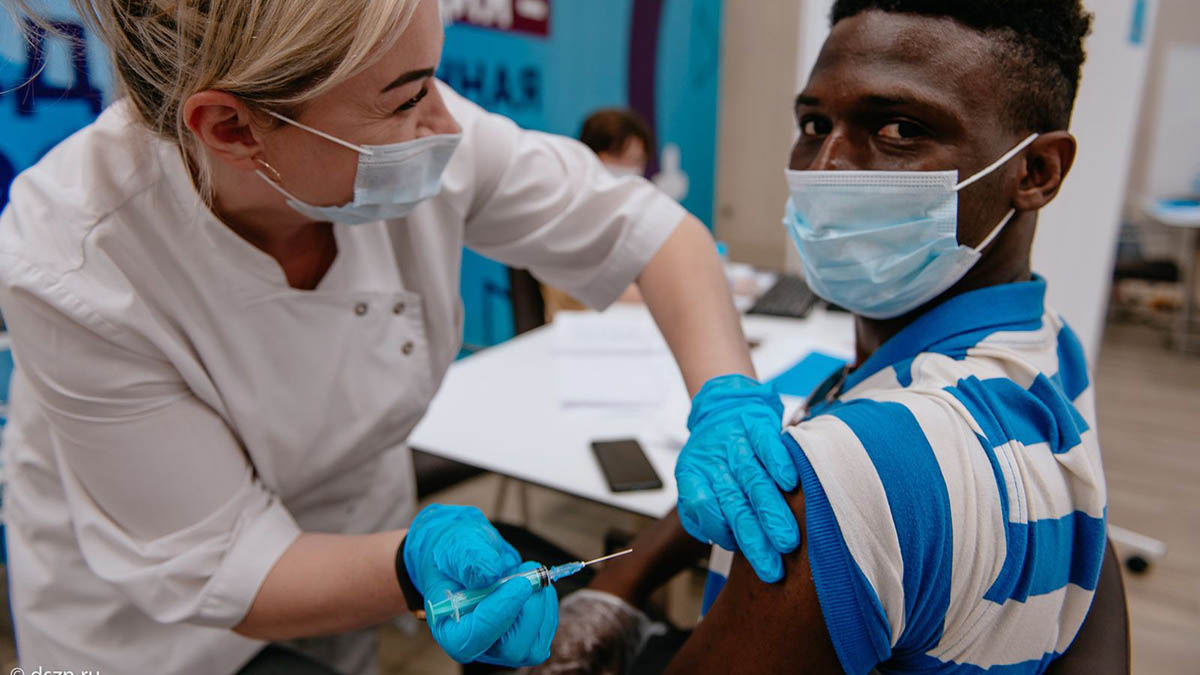 «Выскочит из-за спины»: вирусолог назвал условия для появления нового суперштамма COVID-19