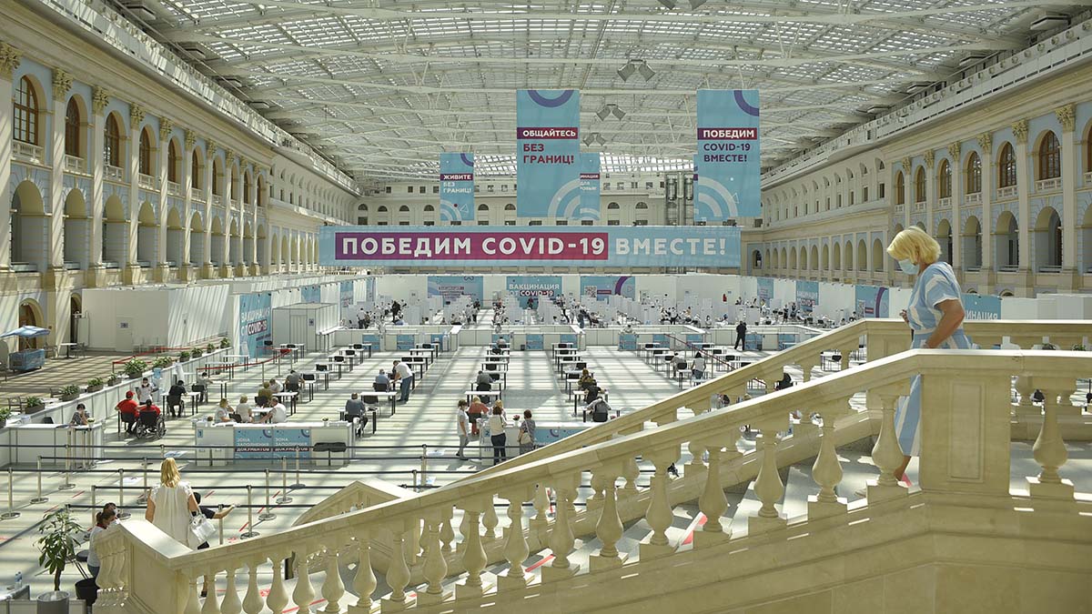 Каскадное возбуждение: иммунолог объяснил тяжелую реакцию на вторую прививку от COVID-19