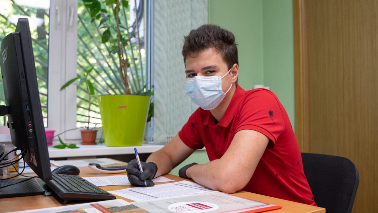 Москвич Николай Джан Бостан во время стажировки в филиале «Аэропорт» территориального центра социального обслуживания «Беговой»