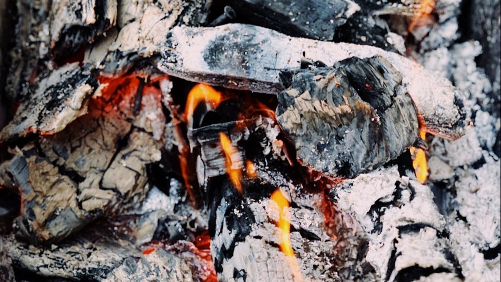 Экологи предложили запретить выбрасывать золу в мусорные баки