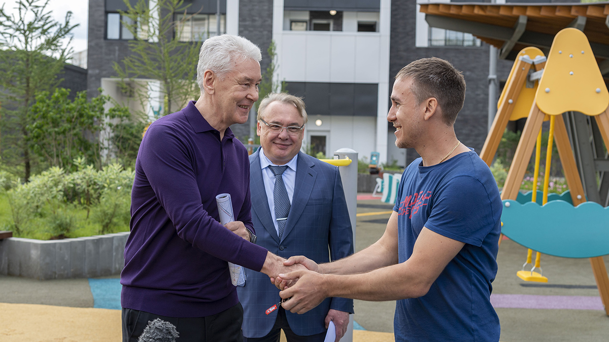 Сергей Собянин осмотрел первый заселяемый дом по программе реновации в Солнцеве