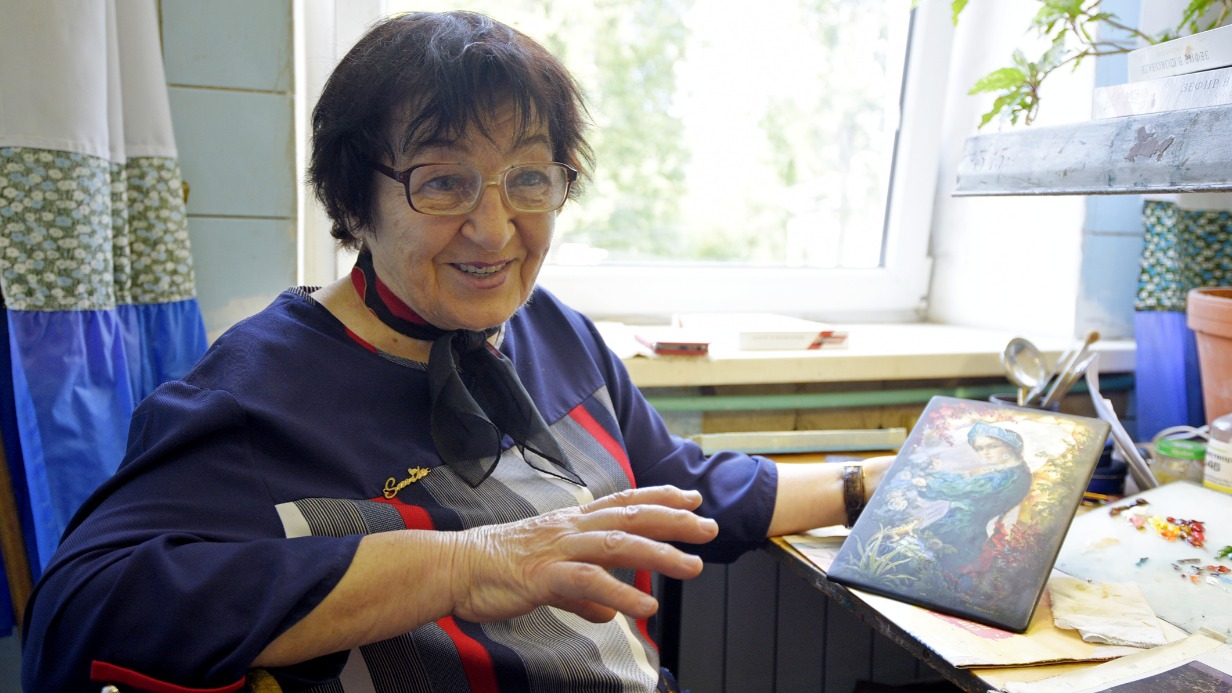 Художница Нонна Кузнецова работает на Федоскинской фабрике с 1952 года и, конечно же, принимает участие в росписи рекордного панно. Среди ее любимых сюжетов — пейзажи родного Федоскино. Но чаще всего у нее заказывают картину «Хозяйка Медной горы»