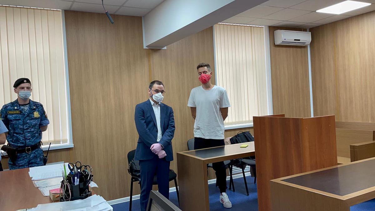 «Мне нечего сказать»: Юрий Дудь покинул здание суда