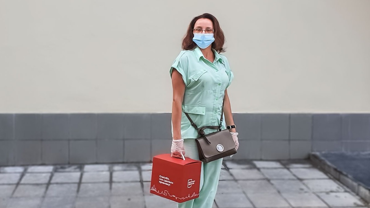 «Когда вручаю такой подарок, люди от неожиданности даже смущаются»: история социального работника, который разносит добрые коробки