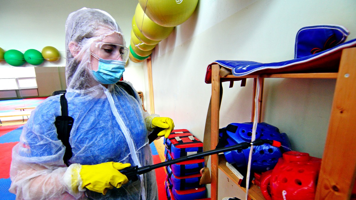 Сотрудница МЧС Ольга Самсонова дезинфицирует спортзал на улице Теплый Стан