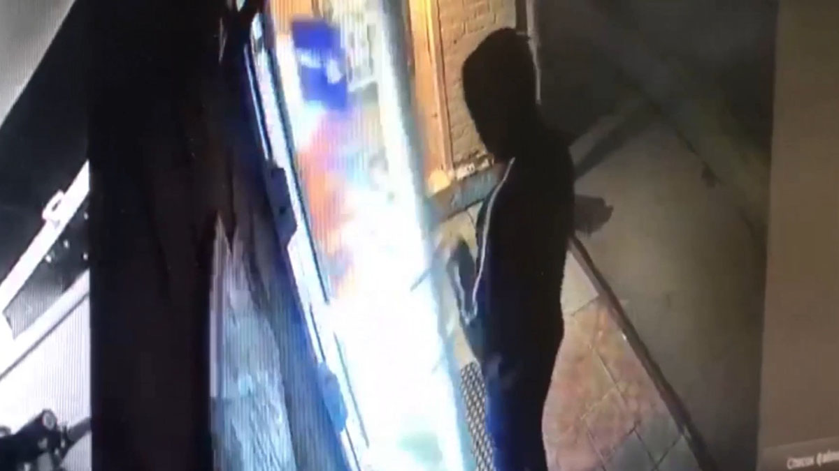 Наблюдал за жертвой по камерам: «разбойник» с ножом ограбил магазин в Подольске