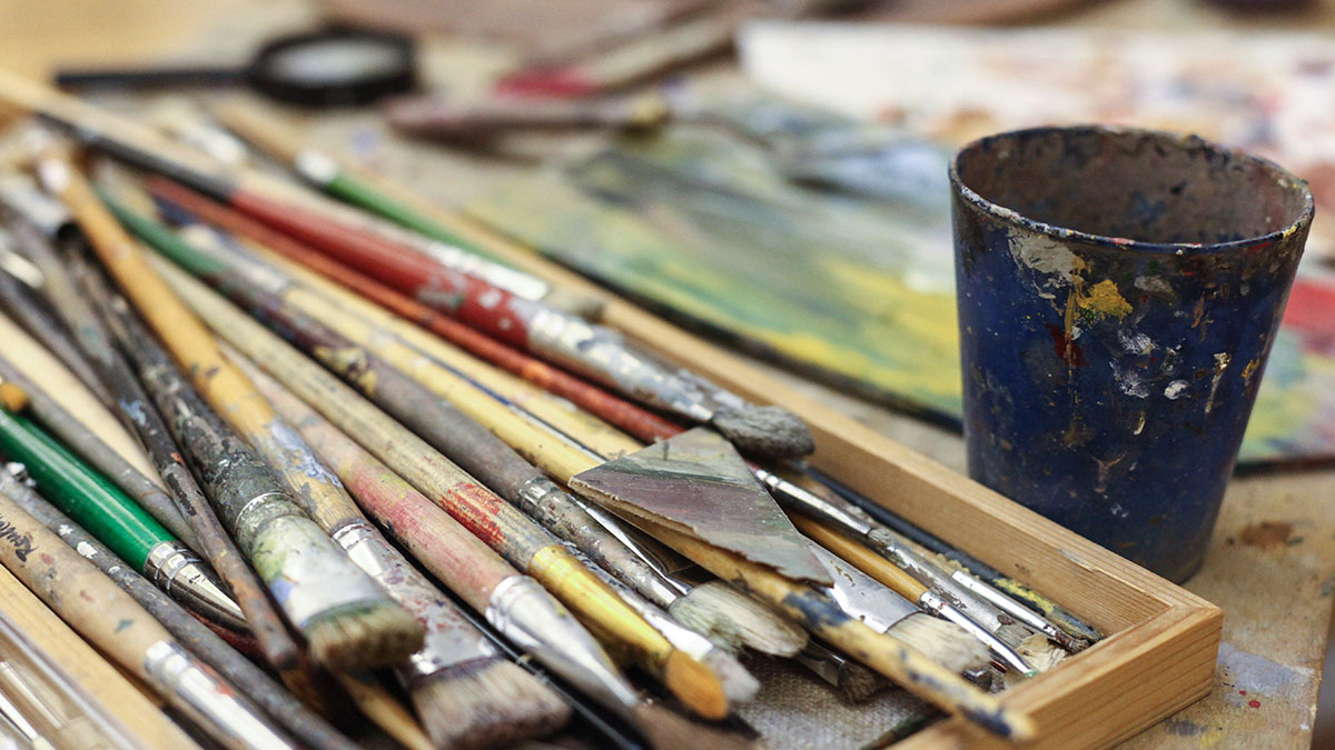 Житель Новосибирска нарисовал флаг России на подкове блохи и конском волосе