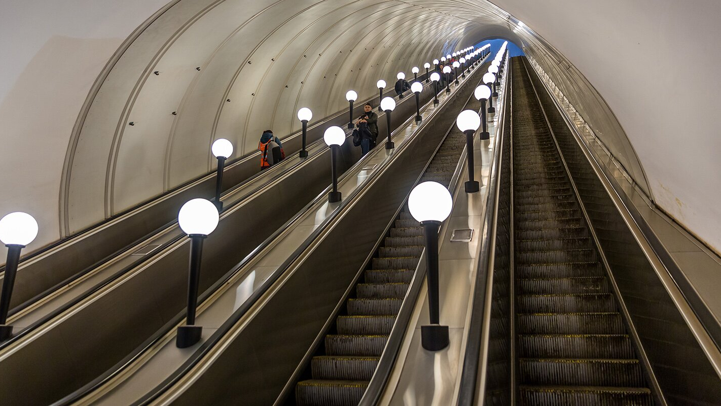В метро поймали мигранта, трогавшего петербурженку под юбкой на эскалаторе