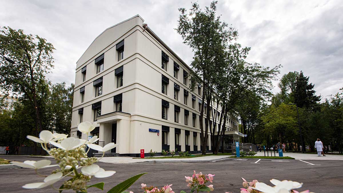 В Москве благоустроили территории 35 поликлиник