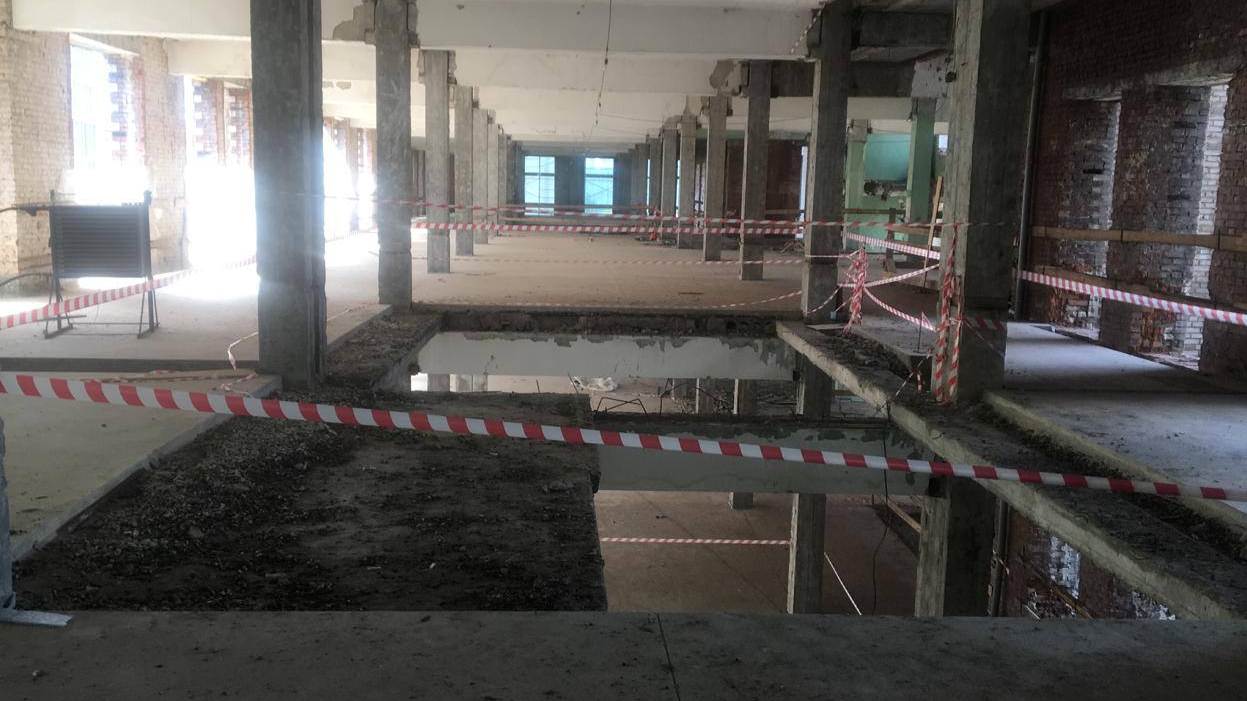 Рабочий погиб после падения в шахту лифта на западе Москвы