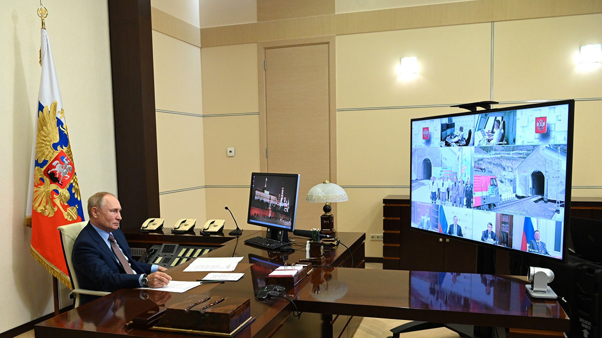 Владимир Путин запустил движение по второму Байкальскому тоннелю