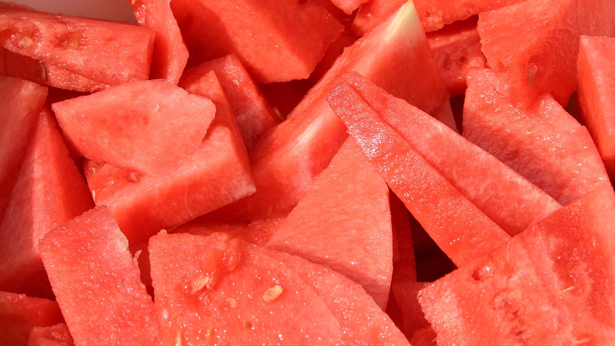 Диетолог объяснила, кому вредно пить сок и смузи из арбуза