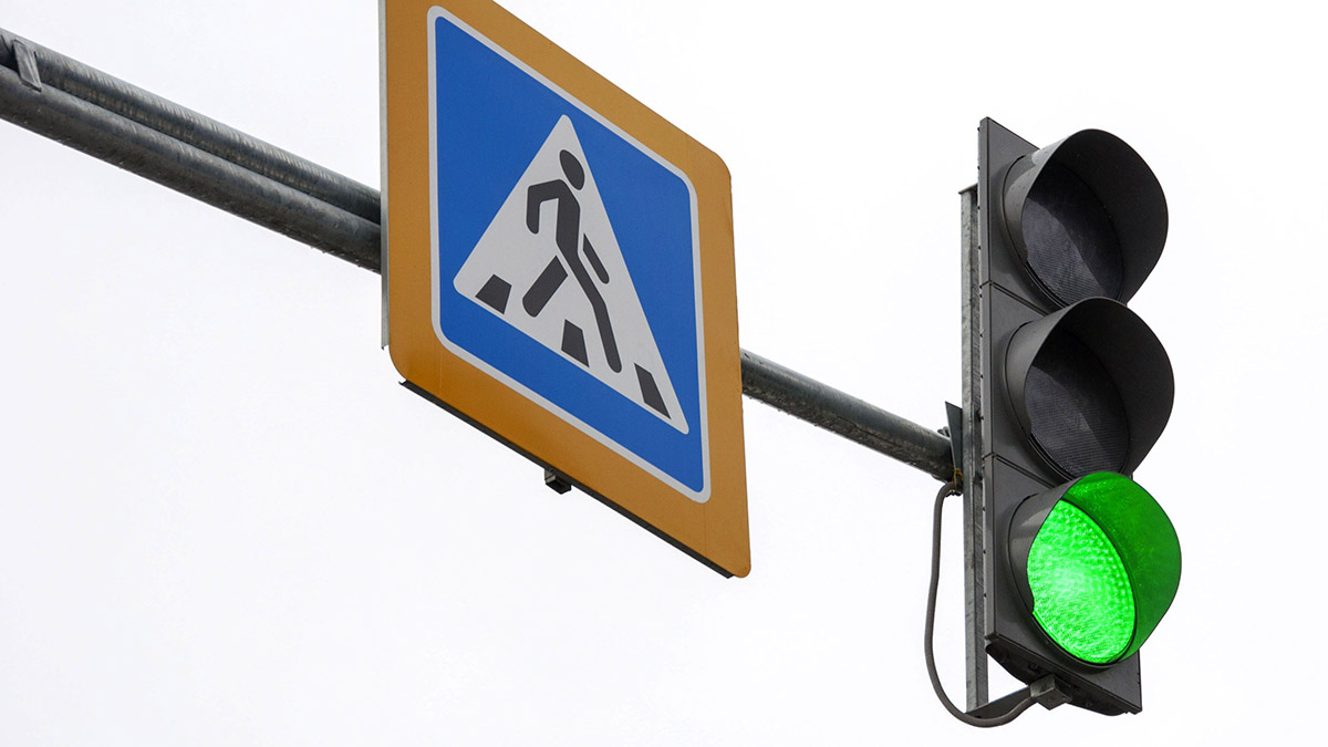 Более 20 новых светофоров установят в Петербурге до октября