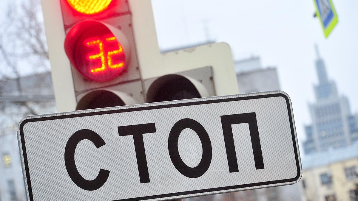 Женщина с ребенком забралась на светофор в Москве и отказывается слезать