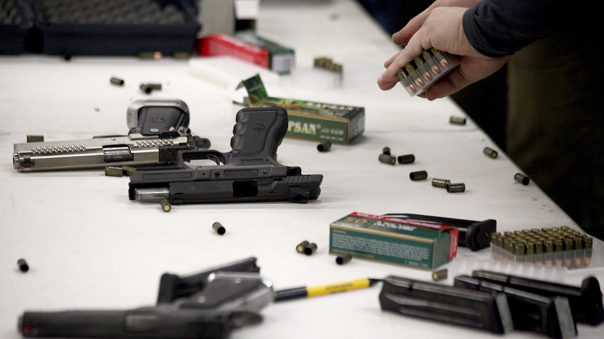 ФСБ задержала подпольного оружейника в Барнауле