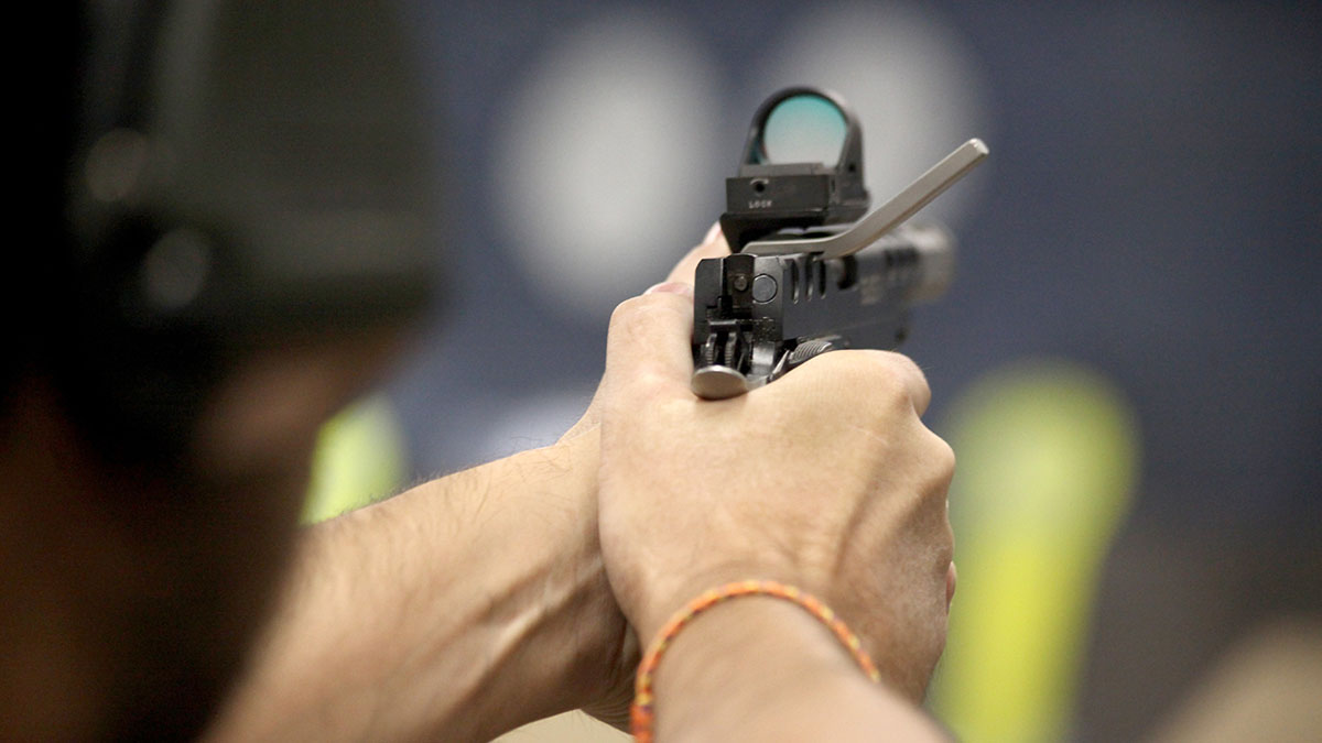 Пожилой мужчина выстрелил бухгалтеру в голову на заводе в Рязани