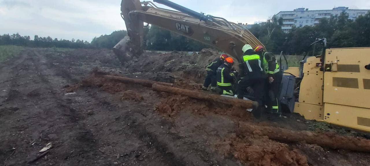 Один человек погиб из-за перевернувшегося экскаватора на западе Москвы