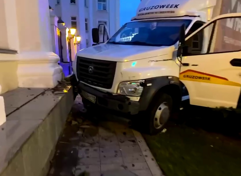 Грузовик врезался в стену Центра оперного пения в Москве