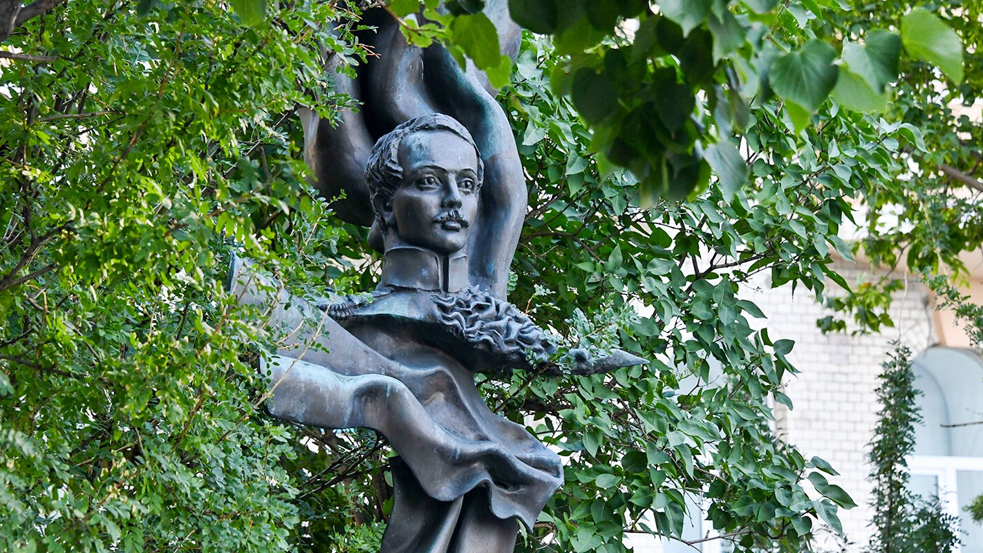 Памятник Михаилу Лермонтову на Новом Арбате отремонтируют