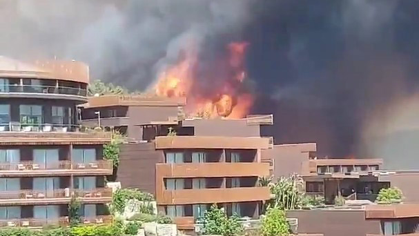 Турецкие власти начали эвакуацию туристов в Мармарисе из-за лесных пожаров