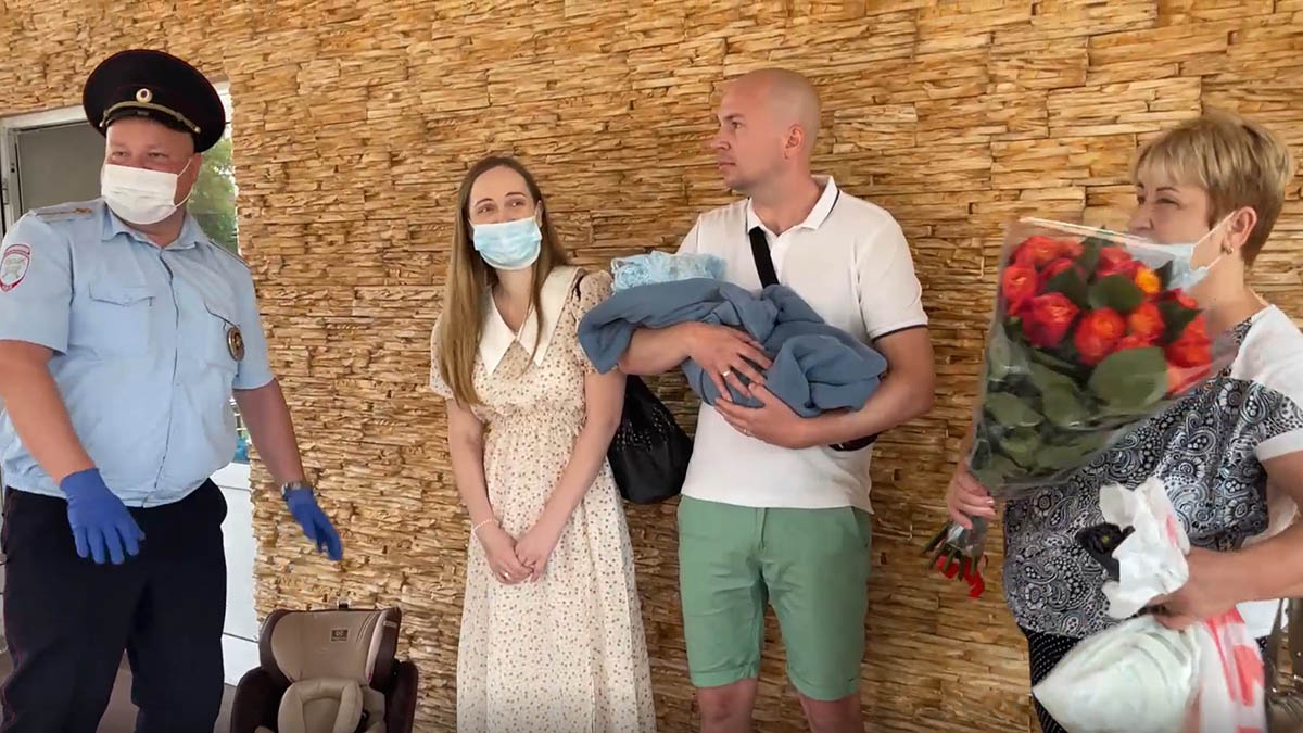 Сотрудники ГИБДД доставили беременную женщину со схватками в роддом