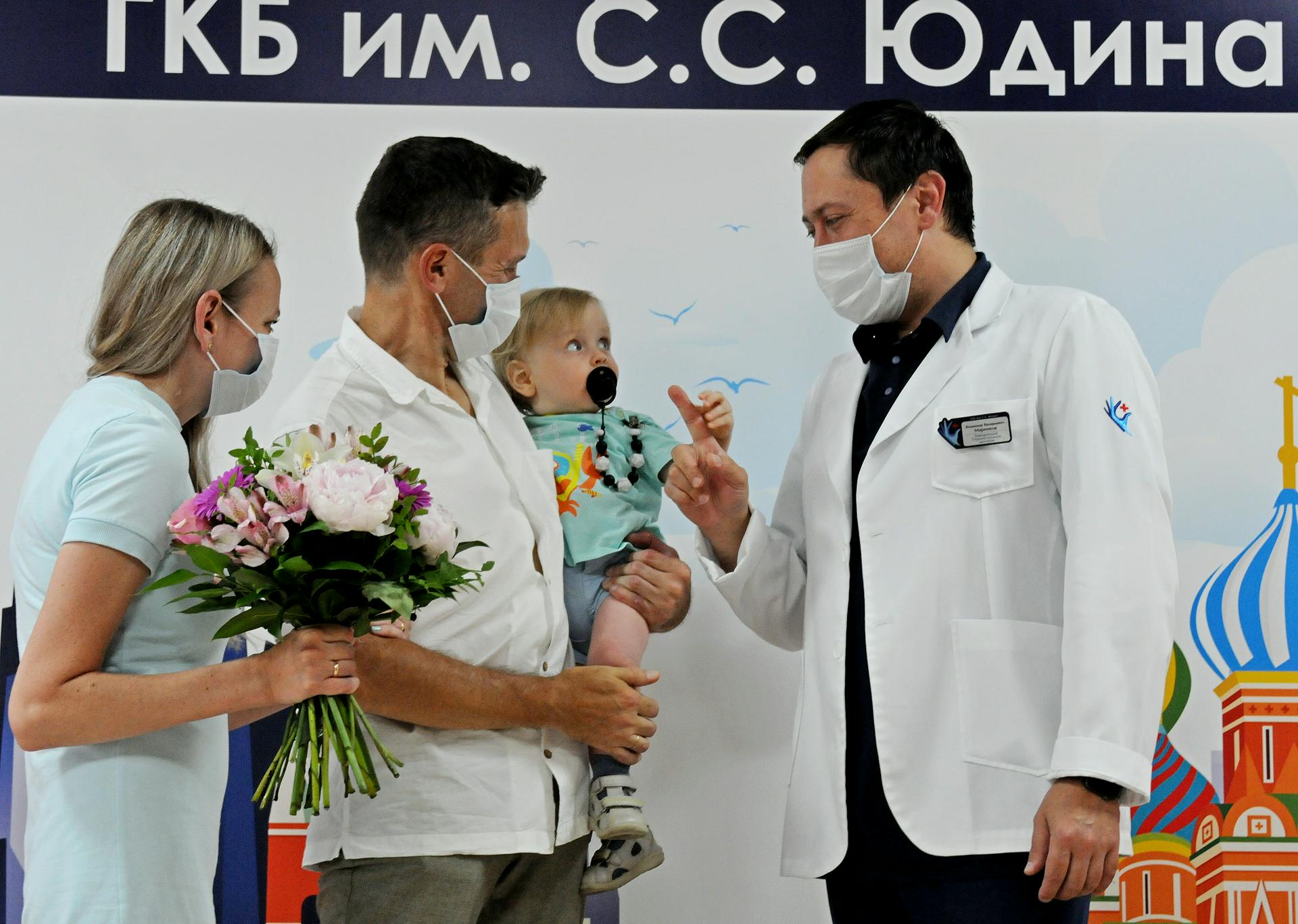 Анастасия и Владислав Каченовские с сыном Владимиром и заведующий перинатальным центром ГКБ имени С. Юдина Владимир Маренков