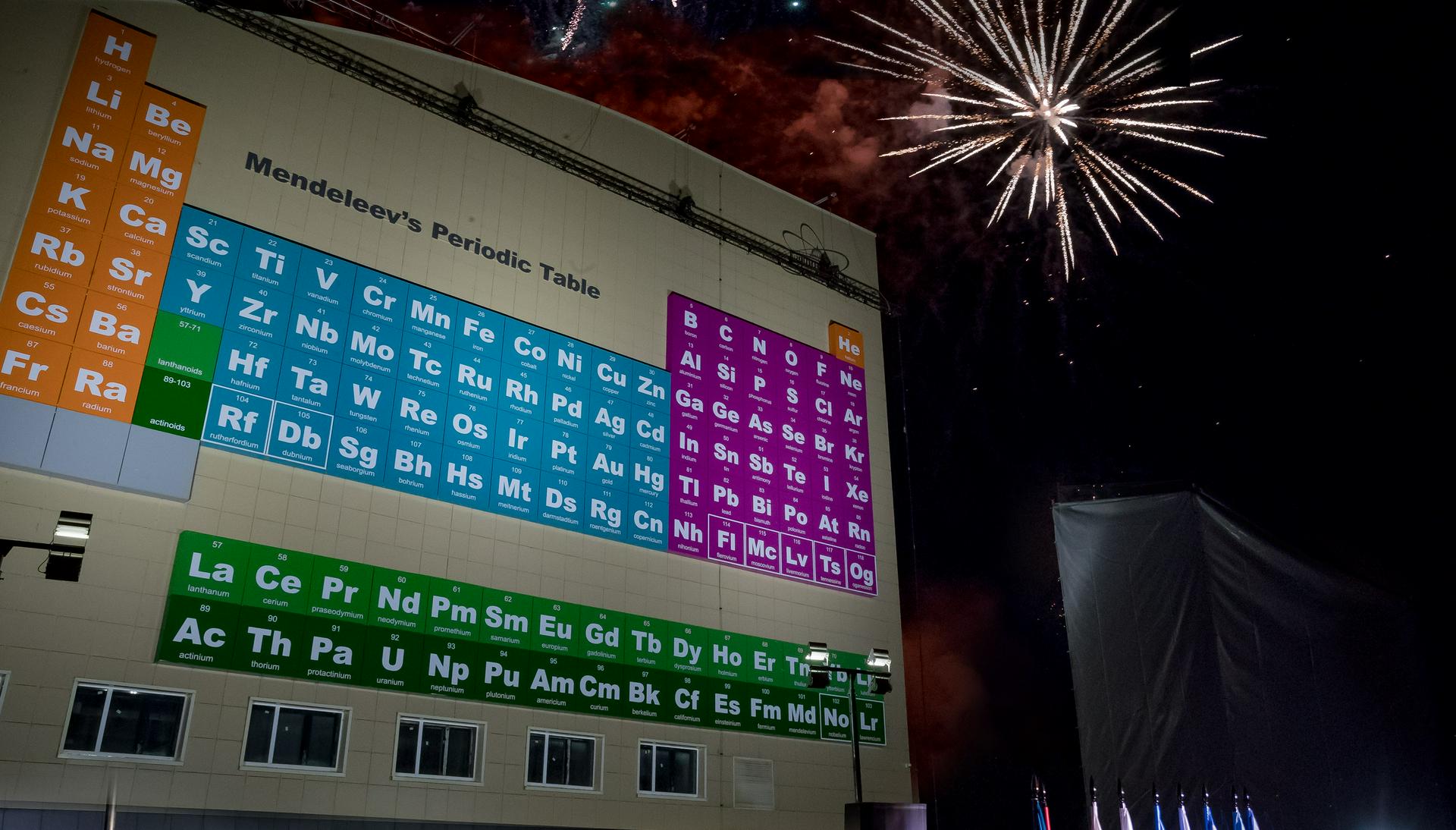 Самое большое в Евразии панно с таблицей Менделеева установили в Дубне
