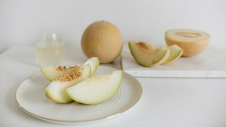 Чем полезна дыня и кому ее нельзя есть: объясняет врач