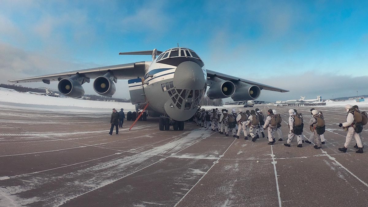 Зачем российские войска прибыли в охваченный беспорядками Казахстан