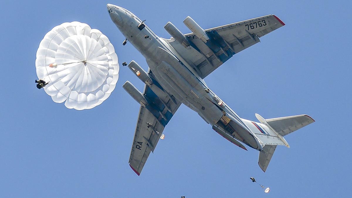 ВДВ впервые десантируют все 30 боевых машин десанта БМД-4М на учениях «Запад»