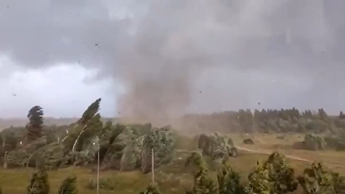 Три человека погибли в результате урагана в Тверской области