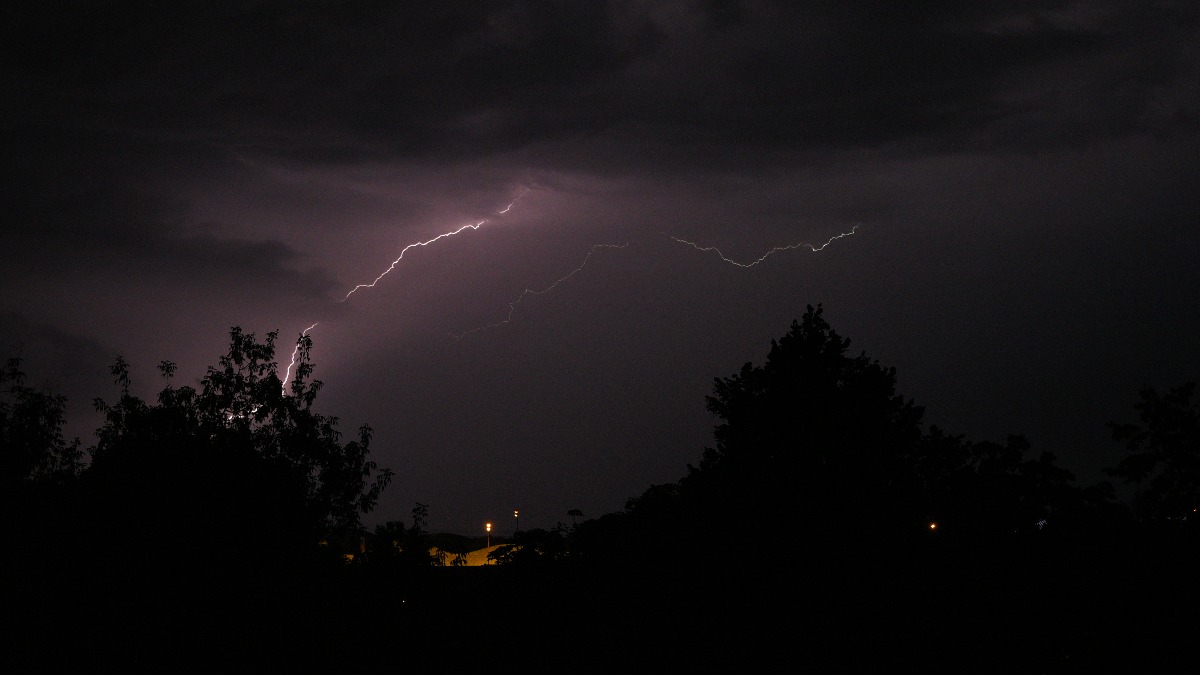 МЧС предупредило жителей Москвы о грозе с градом до утра 3 июня