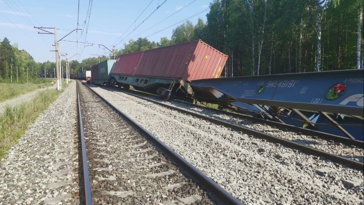Восемь вагонов сошли с рельсов после столкновения грузовых поездов в Забайкалье