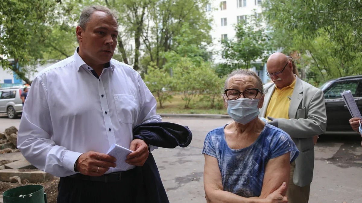 Петр Толстой проверил ход капитального ремонта многоэтажки в Люблине