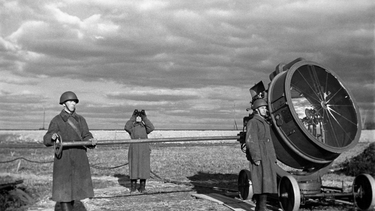 12 ноября 1941 года. Солдаты несут боевую вахту на прожекторной станции, позволяющей контролировать подступы к городу в любое время суток