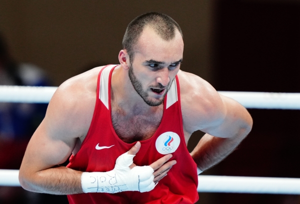 Российский боксер Гаджимагомедов завоевал серебро на Олимпиаде в Токио