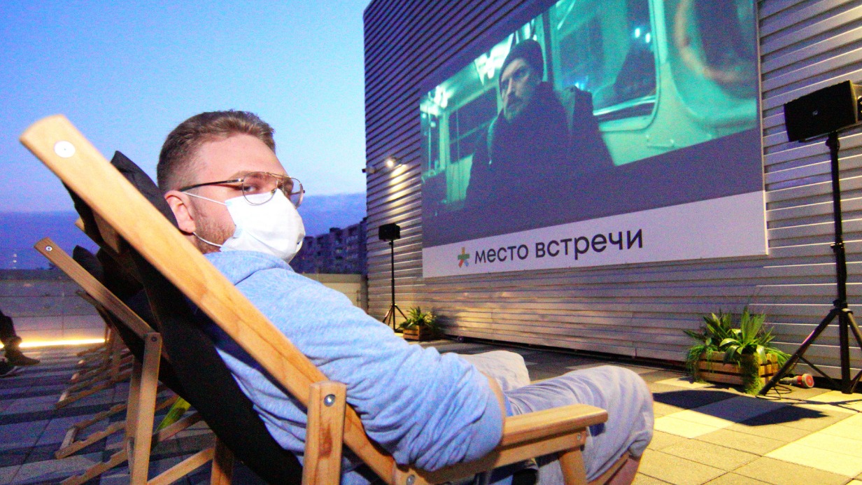 Москвич Роман Тимашов успел занять место в первом ряду на крыше центра «Рассвет» — здесь прошли премьерные показы Фестиваля уличного кино