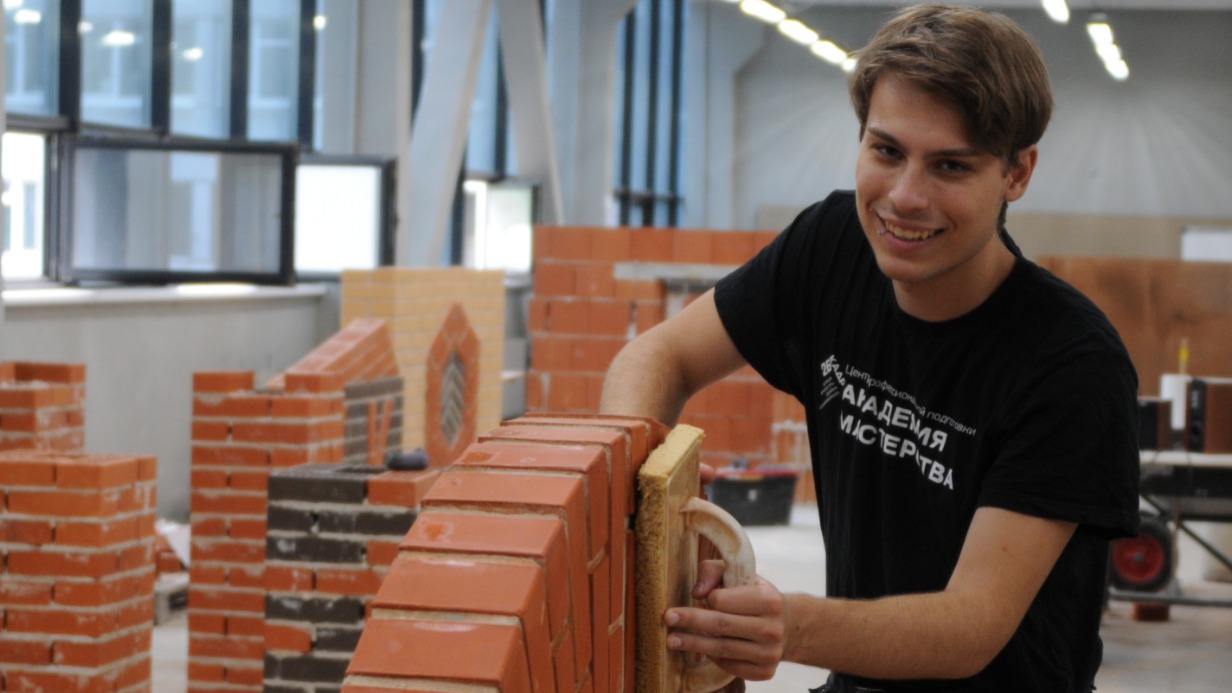 Выпускник Московского колледжа архитектуры, дизайна и реинжиниринга № 26 Даниил Григорьев готовится к Национальному этапу чемпионата профессионального мастерства по кирпичной кладке. После конкурса он планирует искать работу и уверен, что быстро сможет трудоустроиться по своей специальности