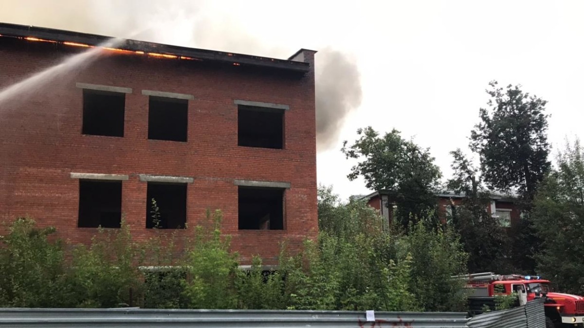 Спасатели потушили пожар в здании рядом с психбольницей в Подмосковье