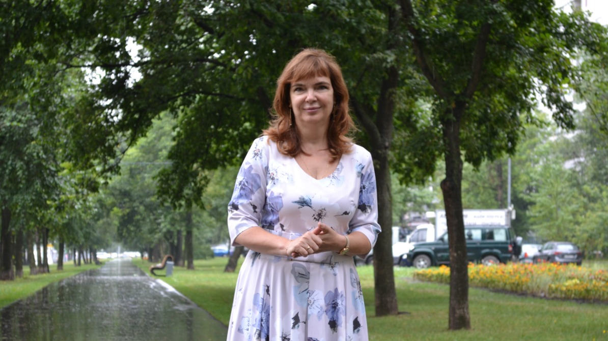Глава управы столичного района Лианозово Елена Колесова в сквере около работы 
