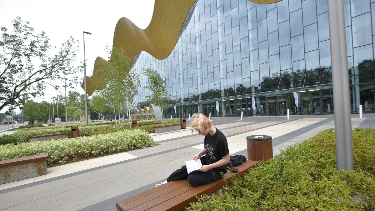 Москвичка Агата Кирюхина возле здания Дворца гимнастики Ирины Винер-Усмановой в Лужниках