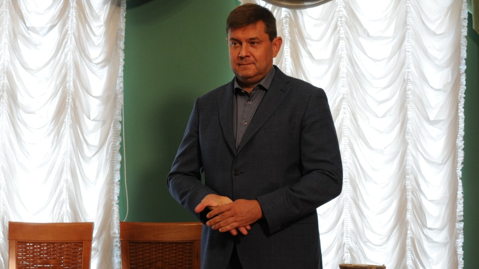 Глава Мосгорнаследия Алексей Емельянов показывает глиняную игрушку XVI века, которую археологи нашли в районе Сретенки 