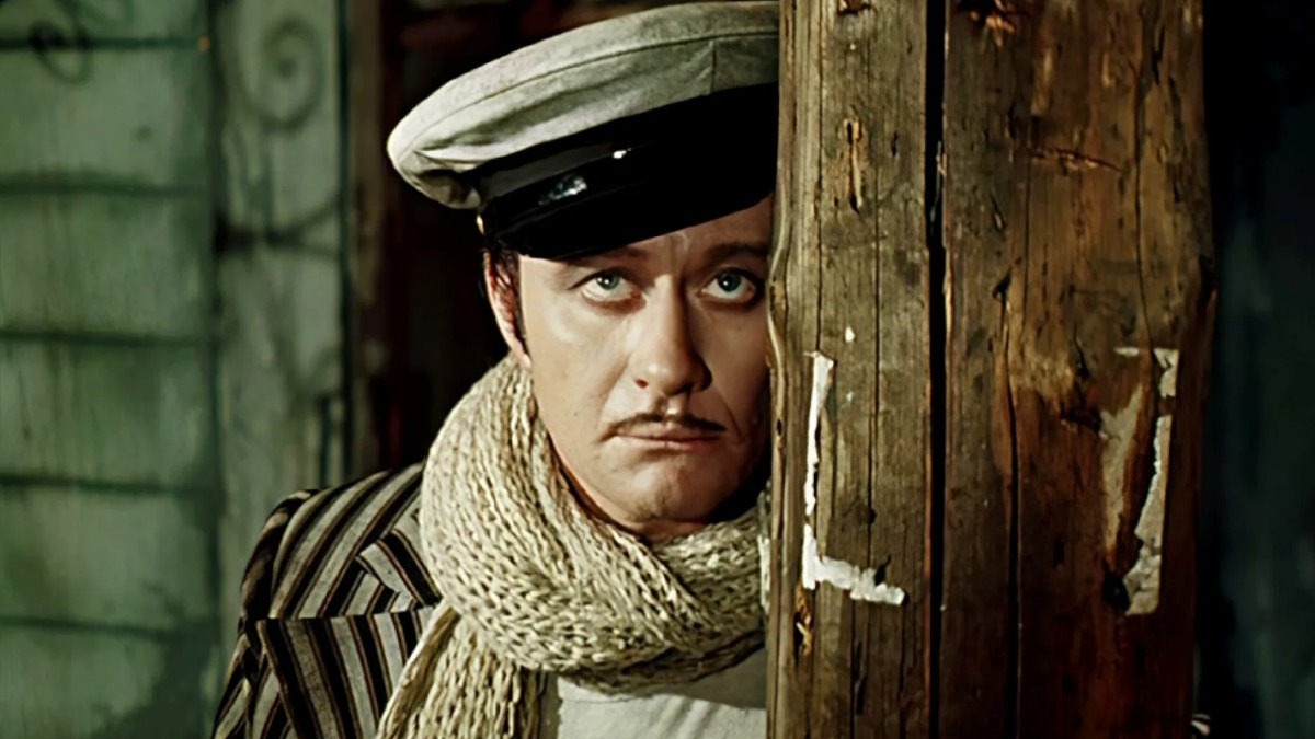 «Вы любите деньги больше, чем надо» — упрекал Бендер Кису Воробьянинова. Посмотрите на фото Андрея Миронова в роли Бендера в «12 стульях» и запомните: мошенники умеют быть убедительными 