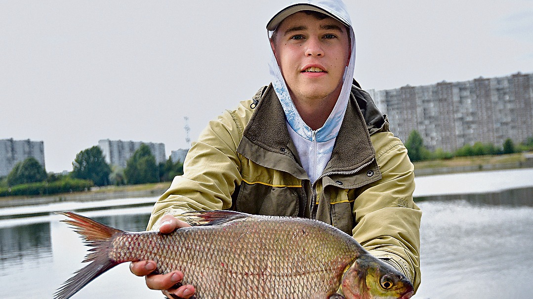 Победитель чемпионата по спортивной ловле рыбы фидером Тимофей Трофименко в Братеевском каскадном парке поймал леща