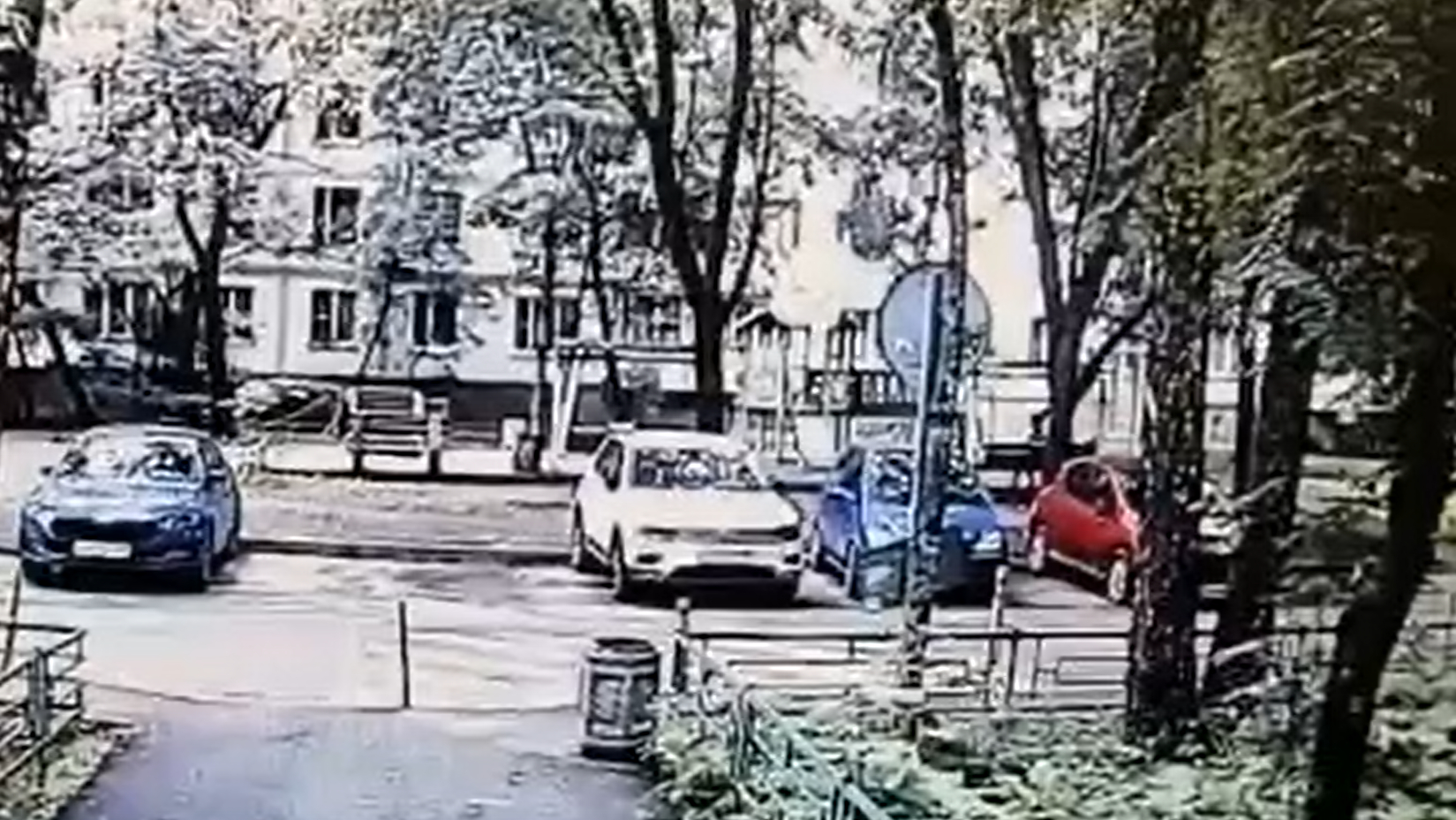 Сбежавшая мать: бросившая младенца в Москве женщина попала на камеру