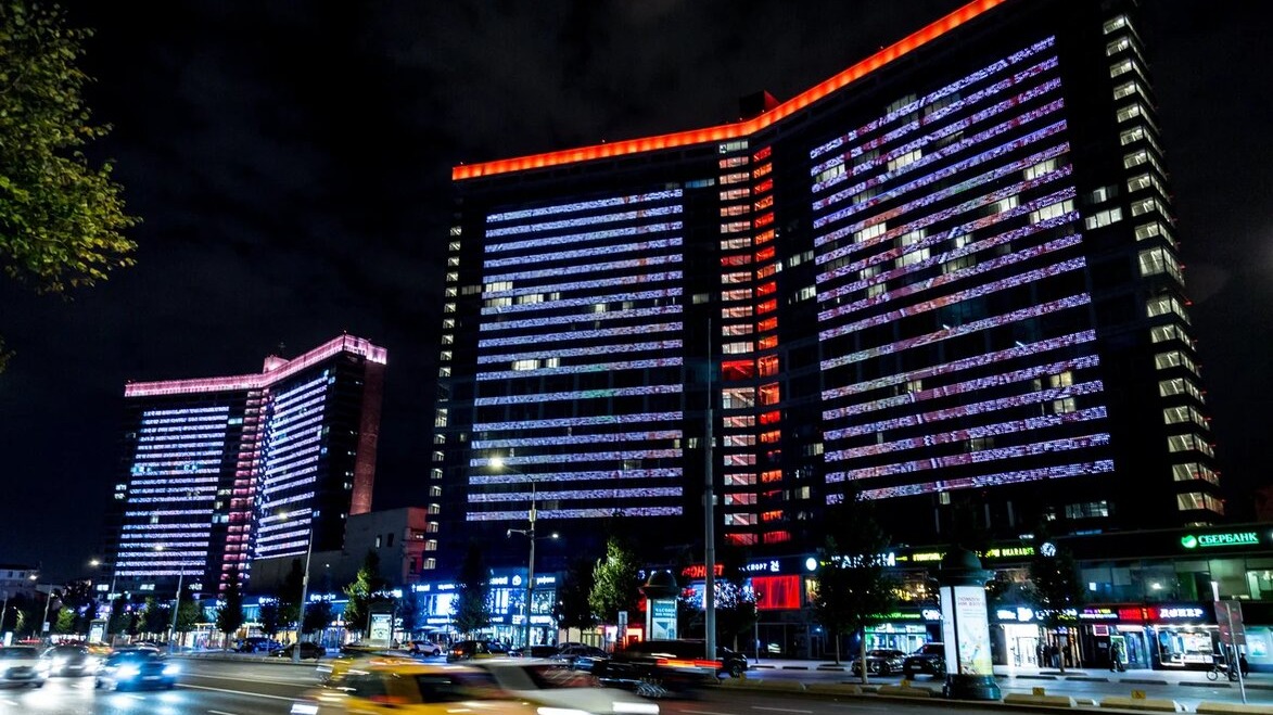 Видеоролик ко Дню защитника Отечества показывается на домах-книжках Нового Арбата