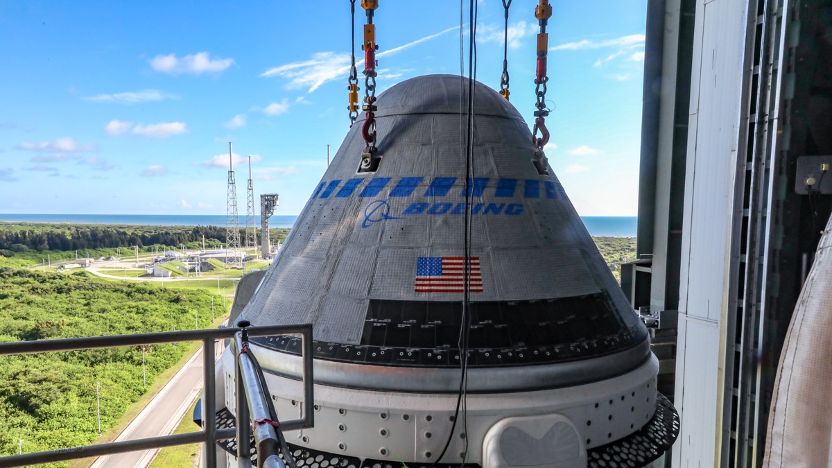 Starliner отправился на Землю, оставив экипаж на станции ждать корабля Маска
