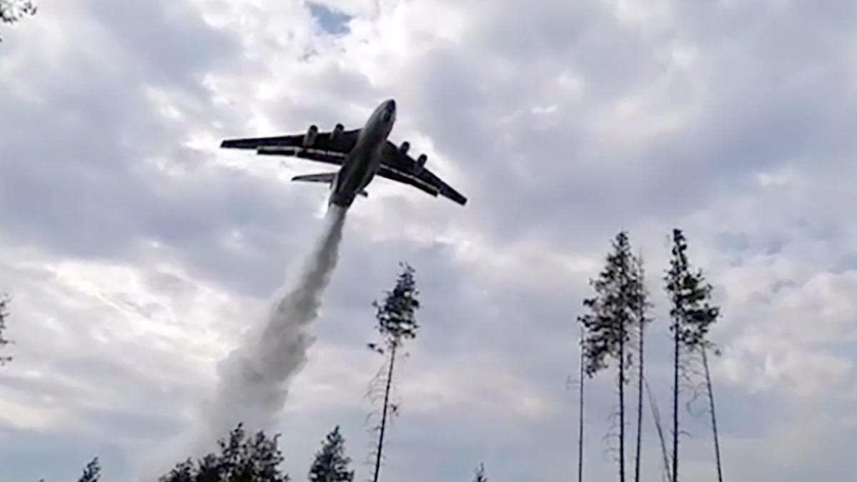 «Мог не рассчитать высоту»: авиаэксперт прокомментировал крушение самолета Бе-200 в Турции