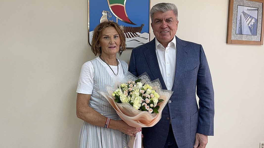 Российская легкоатлетка пришла на встречу с мэром с флагом США